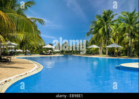 Piscina in sorprendente tropical hotel di lusso. Mui Ne, Vietnam destinazioni di viaggio Foto Stock