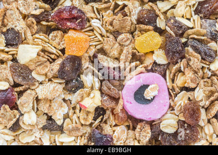 Concetto di immagine - dolce / candy (a significare l'aggiunta di zucchero tra essiccato muesli. Foto Stock