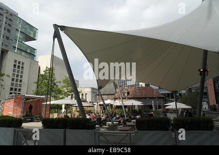 Giornata di sole visualizza white tepee a mangiare fuori zona Oast House Restaurant, Crown Square, Spinningfields, Manchester, Regno Unito Foto Stock