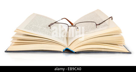 Libro Aperto e vetri isolati su sfondo bianco Foto Stock