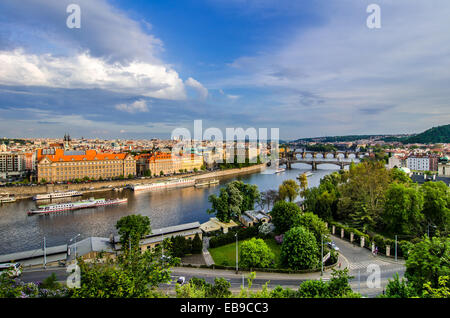 Skyline vista sul fiume Moldava e ponti a Praga al tramonto, Repubblica Ceca. Foto Stock