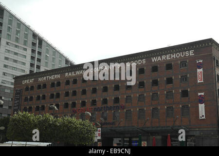 Cielo bianco vista da Peter Street a Deansgate, rosso, blu mattoni 'Great Northern azienda ferroviaria del magazzino merci', Manchester Foto Stock