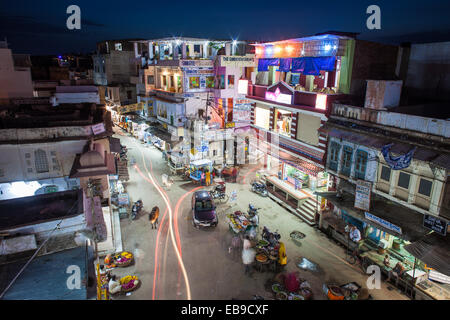 Strada notte di scena a un mercato con traffico in Pushkar Foto Stock