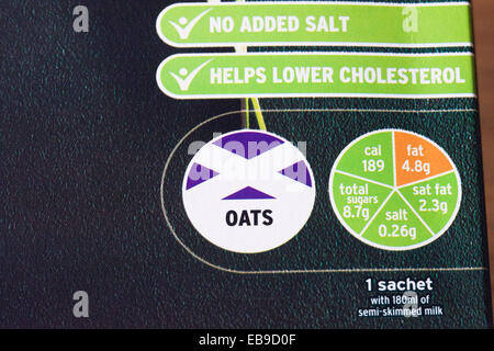 Informazioni nutrizionali su un pacchetto di porridge di avena. Foto Stock
