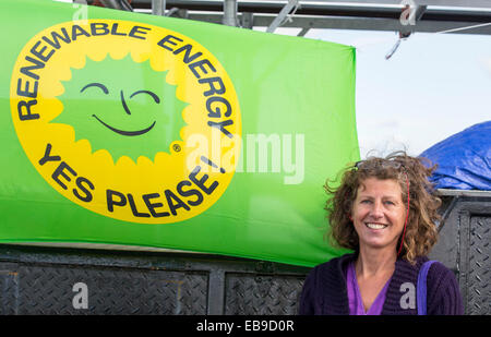 Lancashire solo consigliere verde a una protesta contro fracking in corrispondenza di un sito di fattoria a poco Plumpton vicino a Blackpool, Lancashire, Regno Unito, dove il consiglio per la prima volta nel Regno Unito, ha concesso il permesso di pianificazione per fracking commerciale fro shale gas, da Cuadrilla. Foto Stock