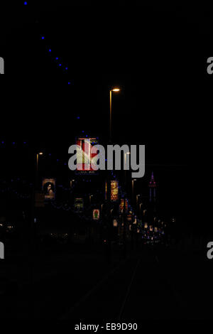 Ritratto notturno, a luci viola la Blackpool Tower, arte per pareti lampione immagini, North Shore Promenade, Blackpool luminarie Foto Stock