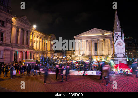 Il Frankfurt Mercatino di Natale di fronte alla galleria d'arte e il Municipio, Chamberlain Square, Birmingham, West Midlands, 27 novembre 2014. Credito: John Hayward/Alamy Live News Foto Stock