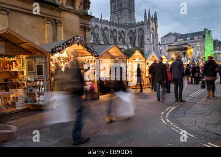 Bath, Regno Unito, 27 novembre 2014. Quando scende la notte folle di acquirenti visitare il Mercato di Natale sono fotografati davanti all Abbazia di Bath. Credito: lynchpics/Alamy Live News Foto Stock