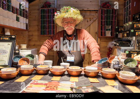 Bath, Regno Unito, 27 novembre 2014. Un titolare di stallo è raffigurato nel giorno di apertura del bagno mercatino di Natale. Credito: lynchpics/Alamy Live News Foto Stock