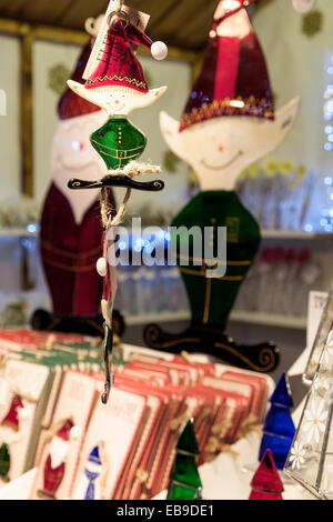 Bath, Regno Unito, 27 novembre 2014. Elf sagomati decorazioni di Natale sono raffigurato su un mercato in stallo per il giorno di apertura del bagno mercatino di Natale. Credito: lynchpics/Alamy Live News Foto Stock