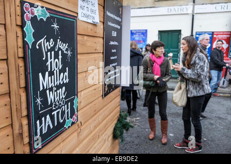 Bath, Regno Unito, 27 novembre 2014. Uno stallo vende vino brulé per il giorno di apertura del bagno mercatino di Natale. Credito: lynchpics/Alamy Live News Foto Stock