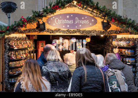 Bath, Regno Unito, 27 novembre 2014. I membri del pubblico sono illustrati la visualizzazione di Snow Globe e ceramiche su un mercato in stallo per il giorno di apertura del bagno mercatino di Natale. Credito: lynchpics/Alamy Live News Foto Stock