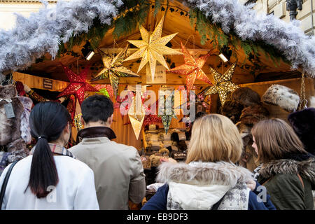 Bath, Regno Unito, 27 novembre 2014. I membri del pubblico sono illustrati gli elementi di visualizzazione per la vendita su un mercato in stallo per il giorno di apertura del bagno mercatino di Natale. Credito: lynchpics/Alamy Live News Foto Stock