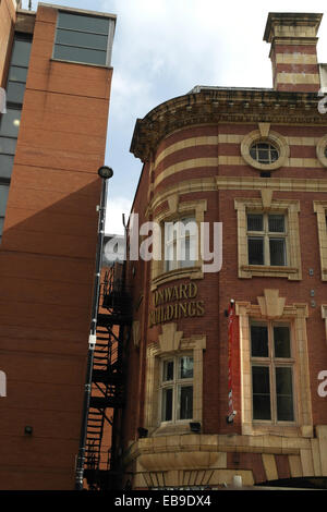 Ritratto Solare mattoni rossi di sabbia gialla strisce di pietra in poi gli edifici accanto a '201 Deansgate' office block, Deansgate, Manchester Foto Stock