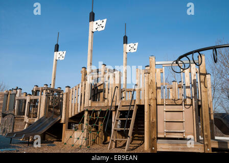 Un parco giochi per bambini palestra nella giungla a forma di ponte di una nave pirata. Foto Stock