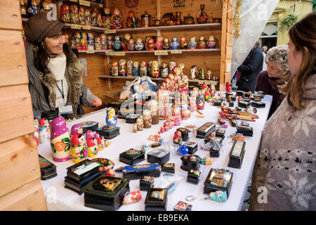 Bath, Regno Unito, 27 novembre 2014. I membri del pubblico sono illustrati la visualizzazione di nidificazione di bambole russe di essere venduto su un mercato in stallo per il giorno di apertura del bagno mercatino di Natale. Credito: lynchpics/Alamy Live News Foto Stock