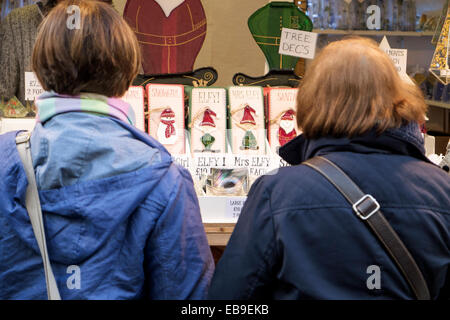 Bath, Regno Unito, 27 novembre 2014. I membri del pubblico sono illustrati la visualizzazione di decorazioni di Natale su bancarelle del mercato per il giorno di apertura del bagno mercatino di Natale. Credito: lynchpics/Alamy Live News Foto Stock