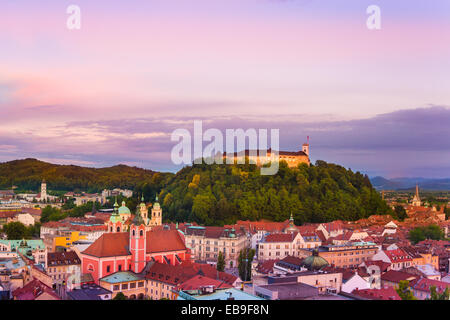 Panorama della capitale slovena di Lubiana al tramonto; Slovenia, l'Europa. Foto Stock