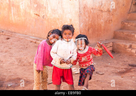 Tre sorridenti, felici, giovani ragazze divertendosi nelle strade di Antananarivo, o Tana, la città capitale del Madagascar Foto Stock