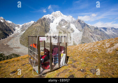 Un riparo di emergenza sopra il Vallon de la lex Blanche in Italia, al di sotto di Mont Blanc. Foto Stock