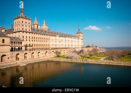 Il monastero di El Escorial, Spagna in primavera. Terminata nel 1584 dal re Felipe II Foto Stock