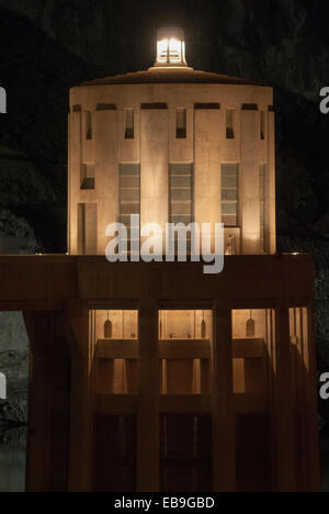 Penstock torre sul lato a monte del calcestruzzo arch-gravità della Diga di Hoover Foto Stock