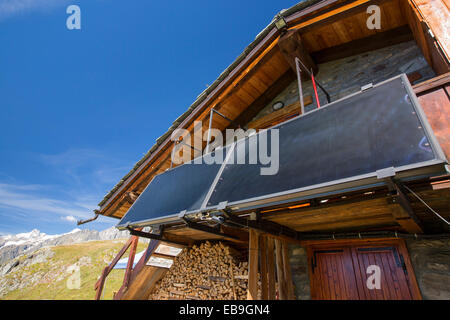 Energia solare termica pannelli in uno chalet di montagna dal Rifugio Bertone, al di sopra di Courmayeur, Italia. Foto Stock