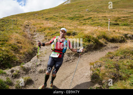 Mountain racers impresa Ultra tour du Mont Blanc una maratona di montagna con una distanza di 166 km, con un guadagno quota totale di circa 9.600 m. Il più veloce di runner si completa in meno di ventiquattro ore. Qui i piloti scendono il Grand Col Ferret in Svizzera. Foto Stock