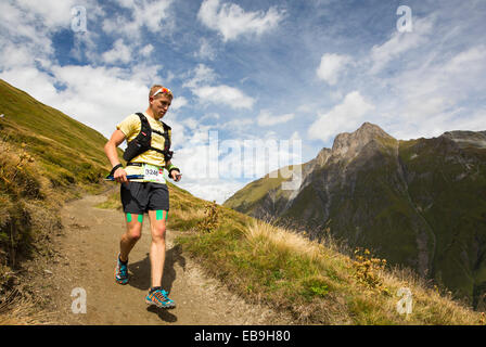 Mountain racers impresa Ultra tour du Mont Blanc una maratona di montagna con una distanza di 166 km, con un guadagno quota totale di circa 9.600 m. Il più veloce di runner si completa in meno di ventiquattro ore. Qui i piloti scendono il Grand Col Ferret in Svizzera. Foto Stock