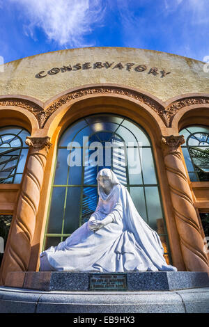 Statua di meditazione, statua in marmo al di fuori del Conservatorio vittoriano in Giardini Fitzroy, Melbourne da Robert Delandere nel 1933 Foto Stock