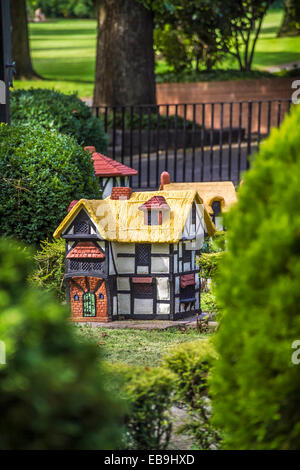 Un modello di un villaggio Tudor da Edgar Wilson è stato realizzato a partire da un modello di cemento nel 1948, e si erge in Giardini Fitzroy, Melbourne Foto Stock