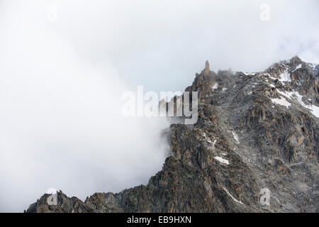 Vorticose nebbie intorno Le portalet sopra Cabanne d'Orny nelle Alpi Svizzere. Foto Stock