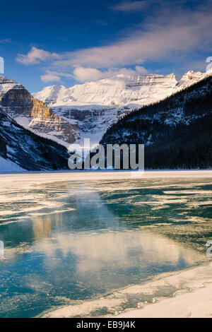 Inverno alba sul pittoresco Lago pidocchio in Banff National Park, Alberta Canada Foto Stock