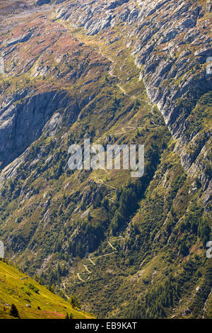 A Zig Zag tracce sulla Aiguille Rouge nelle Alpi francesi al di sopra di Chamonix Foto Stock