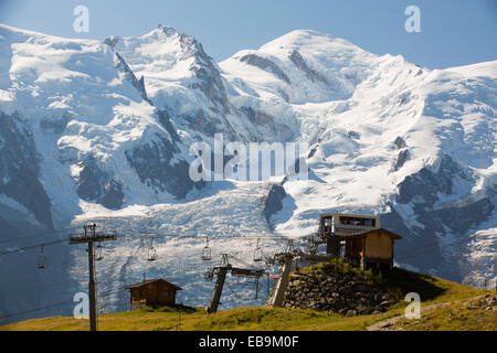 Una seggiovia di fronte a Mont Blanc, Chamonix, Francia. Foto Stock