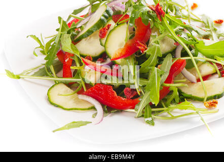 Insalata fresca isolato su uno sfondo bianco Foto Stock
