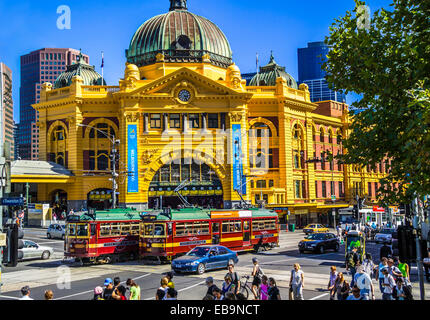 Due heritage borgogna e verde sul tram della città libera loop nella parte anteriore del iconica dalla stazione di Flinders Street, Melbourne, Australia Foto Stock