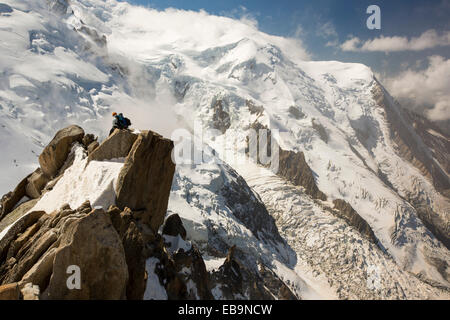 Mont Blanc dall'Aiguille du Midi al di sopra di Chamonix, Francia, con gli alpinisti sul Cosmétiques Arete. Foto Stock