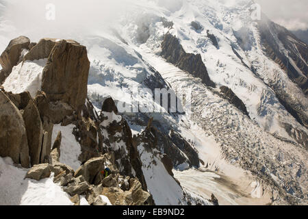 Mont Blanc dall'Aiguille du Midi al di sopra di Chamonix, Francia, con gli alpinisti sul Cosmétiques Arete. Foto Stock