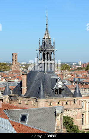 Vista sui tetti & Medieval Dungeon o mastio su Place du Capitole Toulouse Haute-Garonne Francia Foto Stock