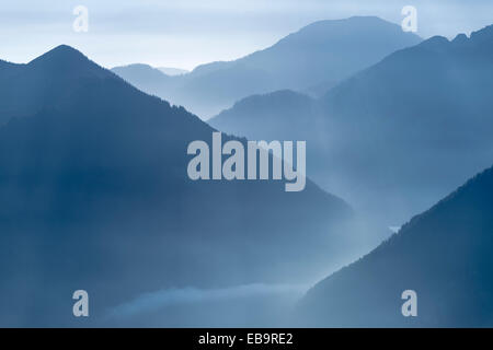 Ora blu con montagne boscose, Ammer montagne, Reutte, Außerfern, Tirolo, Austria Foto Stock