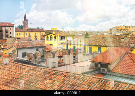 Tetti delle case nella città di Verona, Italia Foto Stock