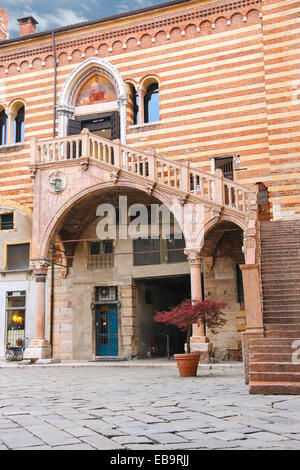 La scala della ragione nel cortile del Palazzo della Ragione di Verona, Italia Foto Stock