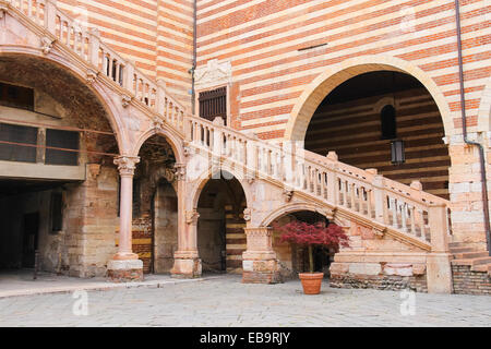 La scala della ragione nel cortile del Palazzo della Ragione di Verona, Italia Foto Stock