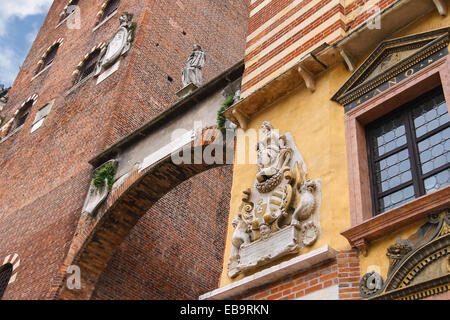 I bassorilievi e statue su edifici in Piazza della Signoria a Verona, Italia Foto Stock