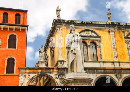 Monumento a Dante Alighieri in Piazza della Signoria a Verona, Italia Foto Stock