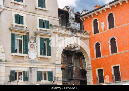 I bassorilievi e statue su edifici in Piazza della Signoria a Verona, Italia Foto Stock