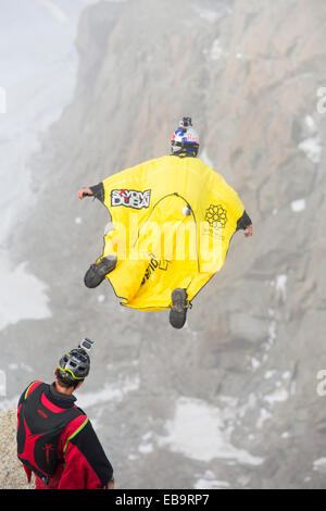 Ponticelli di base indossando ala suite jump dall'Aiguille du Midi al di sopra di Chamonix, Francia. Foto Stock