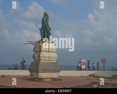 Statua di Joseph Francois Dupleix dal mare nella ex unione francese territorio di Pondicherry, Tamil Nadu, India Foto Stock