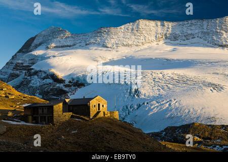 Monte leone rifugio monte leone di montagna e ghiacciaio chaltwassergletscher, regione del Sempione, canton Vallese, Svizzera Foto Stock